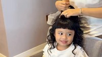 Putri Atta Halilintar dan Aurel Hermansyah ini mau memakai wig agar sama seperti neneknya, KD. Foto: dok. Instagram dan TikTok Aurel Hermansyah