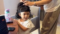 Ameena bersama Aurel Hermansyah ke Kuala Lumpur, Malaysia, untuk tampil dalam konser Kris Dayanti pada 22 Juni 2025. Aurel membagikan foto dan video kegitan mereka melalui akun media sosialnya beberapa hari ini. Foto: dok. Instagram dan TikTok Aurel Hermansyah