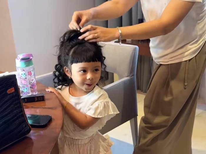 Ameena Ameena ingin pakai wig meniru gaya Kris Dayanti.
