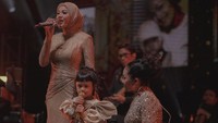Ameena gak takut loh buat tampil di hadapan penonton konser Kris Dayanti di Axiata Arena, Bukit Jalil, Malaysia. Foto: dok. Instagram dan TikTok Aurel Hermansyah