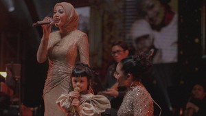 Ini salah dia salah satu gaya kece kakak Azura itu yang kece banget. Foto: dok. Instagram dan TikTok Aurel/Kris Dayanti