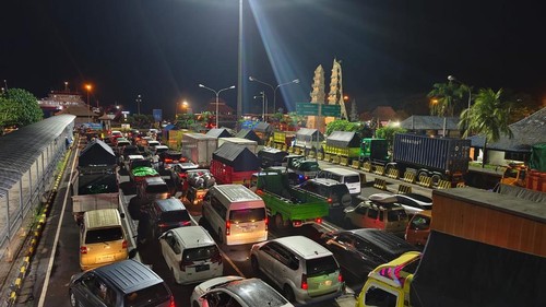Antrean kendaraan di area Pelabuhan Gilimanuk, Jembrana, akibat penundaan sementara aktivitas pelayaran dampak cuaca buruk, Rabu (25/6/2025). (Istimewa)