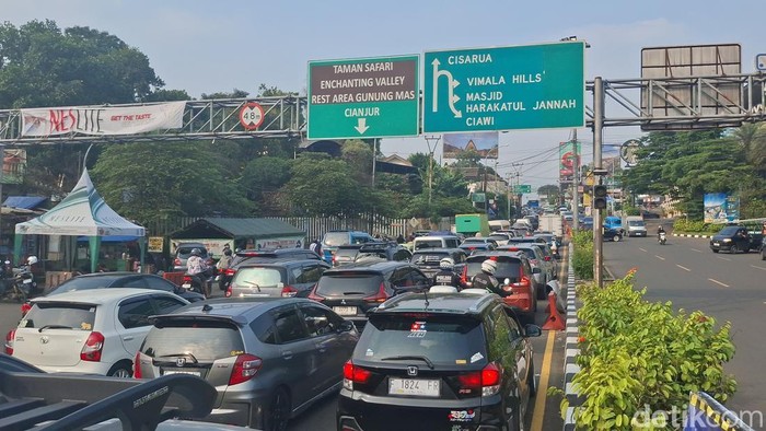 Arus lalu lintas di Jalan Raya Puncak Bogor, Jawa Barat, terpantau macet sore ini menjelang libur panjang (long weekend) peringatan tahun baru Islam.