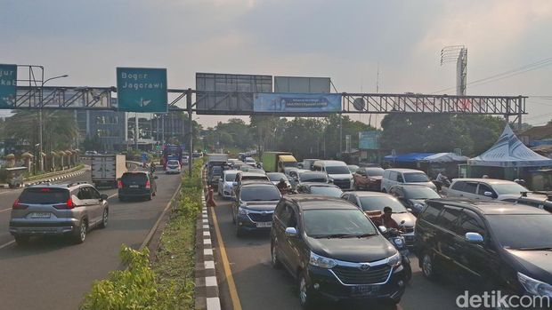 Arus lalu lintas di Jalan Raya Puncak Bogor, Jawa Barat, terpantau macet sore ini menjelang libur panjang (long weekend) peringatan tahun baru Islam.