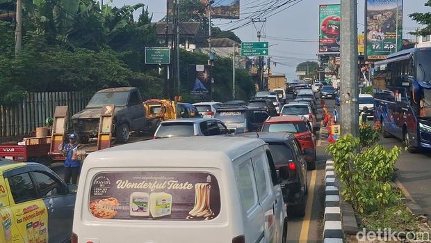Arus lalu lintas di Jalan Raya Puncak Bogor, Jawa Barat, terpantau macet sore ini menjelang libur panjang (long weekend) peringatan tahun baru Islam.