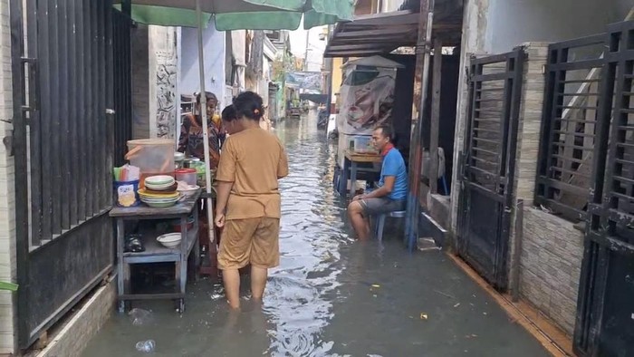 Banjir rob rendam pemukiman warga Surabaya