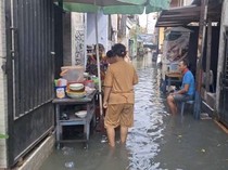 Banjir Rob 50 Cm Rendam Pemukiman Warga di Surabaya