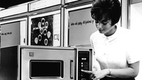 Barang canggih di dapur tahun 1900an juga termasuk microwave yang ditemukan Percy Spencer tahun 1940an. Kemudian, dua puluh tahun berselang, baru banyak rumah tangga di Amerika yang pakai microwave. Foto: Lovefood