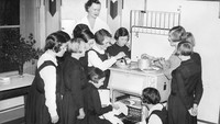 Oven listrik rupanya punya sejarah panjang hingga masih tetap banyak dipakai sampai sekarang. Diciptakan pertama kali tahun 1890 oleh Thomas Ahearn. Lalu pada 1920, barulah masyarakat Inggris banyak yang memakainya. Foto: Lovefood