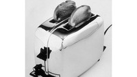 Setelah Perang Dunia I, peralatan dapur berubah di Amerika dan Inggris. Lebih banyak alat masak praktis yang diciptakan untuk perempuan hingga lahirlah toaster otomatis untuk memanggang roti. Alat ini dipatenkan tahun 1921. Foto: Lovefood