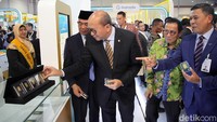 Menteri Investasi dan Hilirisasi/CEO Danantara Rosan Roeslani (kedua kiri) bersama Direktur Utama Bank BSI Anggoro Eko Cahyo (kanan), Kepala Eksekutif Pengawasan Perbankan merangkap Anggota Dewan Komisioner OJK Dian Ediana Rae (kedua kanan), dan Komisaris Utama Bank BSI Muhadjir Effendy (kiri) melihat tenant emas BSI pada pembukaan BSI International Expo 2025 di Jakarta Convention Center, Senayan, Jakarta, Kamis (26/6/2025).