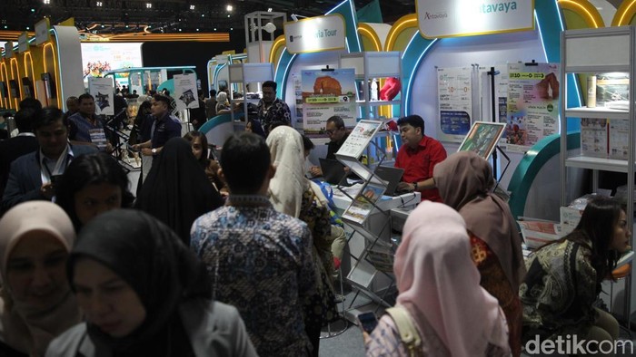 Menteri Investasi dan Hilirisasi/CEO Danantara Rosan Roeslani (kedua kiri) bersama Direktur Utama Bank BSI Anggoro Eko Cahyo (kanan), Kepala Eksekutif Pengawasan Perbankan merangkap Anggota Dewan Komisioner OJK Dian Ediana Rae (kedua kanan), dan Komisaris Utama Bank BSI Muhadjir Effendy (kiri) melihat tenant emas BSI pada pembukaan BSI International Expo 2025 di Jakarta Convention Center, Senayan, Jakarta, Kamis (26/6/2025).