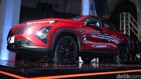 Chery Omoda C5 mengusung bahasa desain avant-garde dengan grille tanpa bingkai, lampu utama atau headlamp menyipit di bagian atas, serta tarikan garis yang membuat pencahayaan terhubung. Siluet coupe dengan atap melandai ke belakang memberikan kesan sporty namun tetap elegan. Foto: Septian Farhan Nurhuda/detik.com