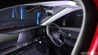 Masuk ke kabin, kesan premium langsung terasa. Terdapat layar ganda berukuran 10,25 inci untuk panel instrumen digital dan infotainment. Dukungan Apple CarPlay dan Android Auto sudah tersedia, lengkap dengan sistem audio premium Sony (tergantung varian). Foto: Septian Farhan Nurhuda/detik.com