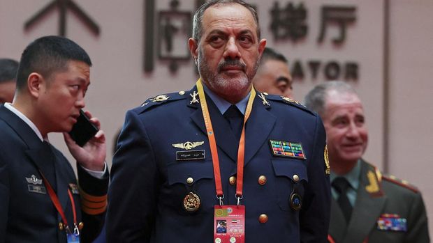 Menteri Pertahanan Iran Aziz Nasirzadeh menunggu sesi foto bersama sebelum Pertemuan Menteri Pertahanan Organisasi Kerjasama Shanghai (SCO) di Qingdao, provinsi Shandong, Tiongkok, 26 Juni 2025. REUTERS/Florence Lo