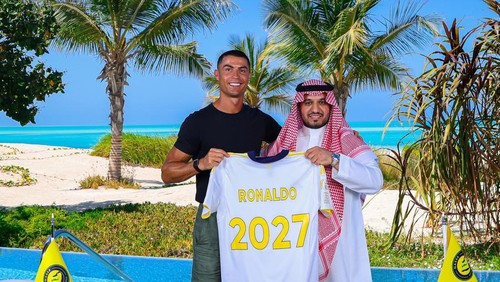 Soccer Football - Saudi Pro League - Cristiano Ronaldo renews Al Nassr Contract -  Red Sea, Saudi Arabia - June 26, 2025 Cristiano Ronaldo poses with Al Nassr Chairman, Abdullah Almajeed after signing a two-year contract extension with Al Nassr Al Nassr Football Club Media Office/Handout via REUTERS  ATTENTION EDITORS - THIS IMAGE HAS BEEN SUPPLIED BY A THIRD PARTY.