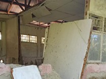 Dinding Ruang Kelas SD Negeri 178 Roboh hingga Siswa Belajar di Bawah Pohon