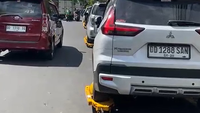 Dishub Makassar menggembok mobil yang parkir di bahu Jalan Ahmad Yani.