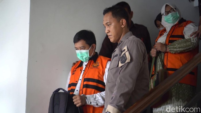Dua tersangka digiring menuju ruang pemeriksaan