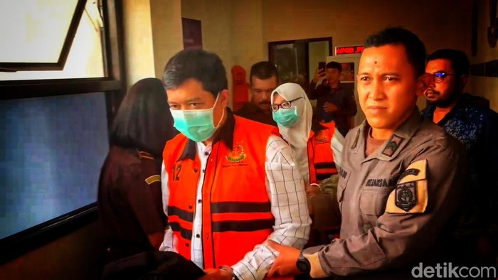 Dua tersangka dugaan korupsi di Sukabumi.