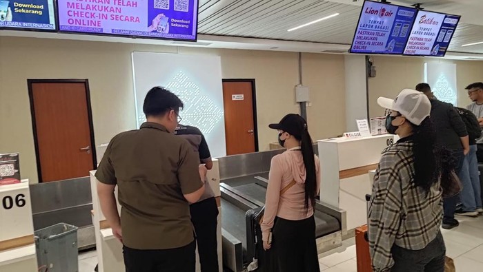 Dua WNA asal Vietnam yang terlibat kasus pengeroyokan dideportasi Imigrasi Batam. (Dok Imigrasi)