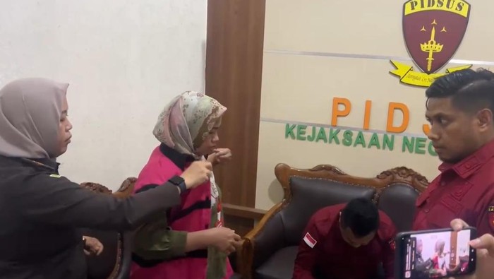 Eks Manajer Keuangan Kantor Pos Indonesia Cabang Utama Kendari Ariyani Arfa ditetapkan sebagai tersangka kasus dugaan tindak pidana korupsi dana kas perusahaan.