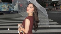 Elina Joerg makin ditempa cobaan hidup setelah ibundanya meninggal setelah selesai membangun rumah. Setelah saya dekat sama ibu, saya juga berencana umrah, saya juga alhamdulillah bisa bangun rumah untuk ibu, tapi setelah rumah jadi, ibu saya juga meninggal. Dan meninggalnya juga tiba-tiba gak ada sakit, katanya. (Foto: dok Instagram elinaaaaajoerg)
