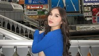 Dilihat dari tayangan Insert Trans TV, Kamis (26/6/2025), Elina Joerg bercerita sejak usia 13 tahun sudah jadi tulang punggung keluarga karena ayahnya meninggal. Saya sudah bekerja di umur segitu. Dan akhirnya saya juga diharuskan untuk terus syuting-syuting sampai saya lupa pendidikan saya, ujarnya. (Foto: dok Instagram elinaaaaajoerg)