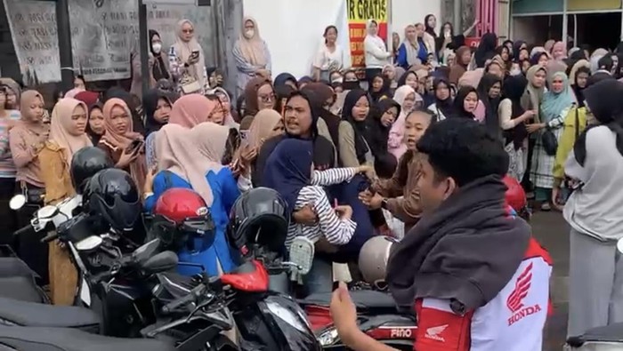 Empat remaja di Bone dilarikan ke RS setelah tertimpa kaca toko saat promo kosmetik atau skincare serba Rp 10 ribu.