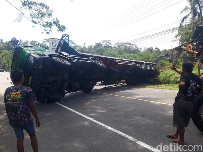Evakuasi truk trailer terguling timpa mobil travel di tanjakan Keboan, Ampel, Boyolali, Kamis (26/6/2025) siang.