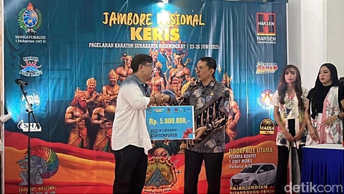 Menteri Kebudayaan RI Fadli Zon saat mengunjungi Jambore Nasional Keris di Pagelaran, Keraton Solo, Kamis (26/6/2025) malam.