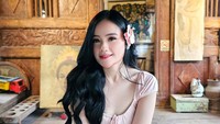 Saat berbincang di YouTube Authenticity ID, yang dilihat Jumat (27/6/2025), Fanny Soegi mengaku sebelum menjadi penyanyi, dirinya kerja sebagai barista. Pernah kerja jadi barista di Semarang. Dari 2018 sampai 2021, ujarnya. (Foto: dok Instagram fannysoegi)
