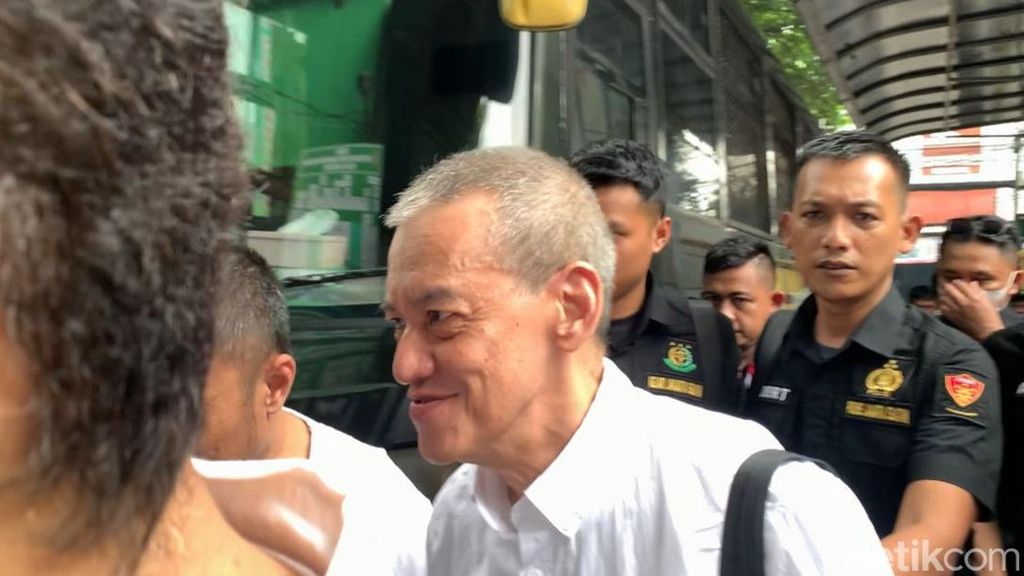 Fariz RM Tebar Senyuman Jelang Sidang Kasus Narkoba