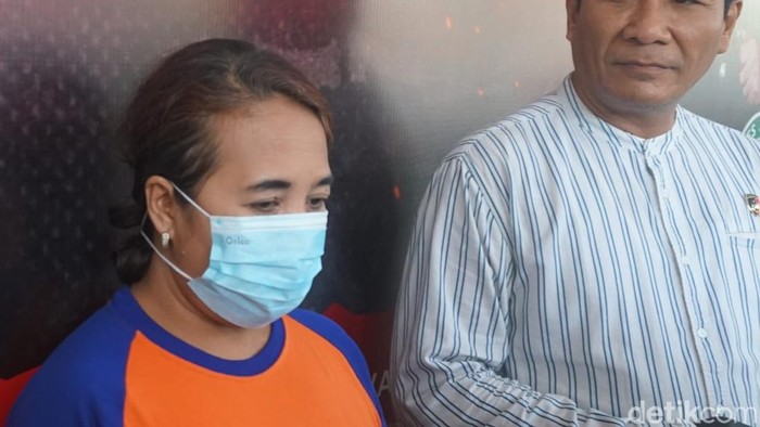 Fauziah Priati Ningsih (47) istri yang bunuh suami, Lukman Haqim (44) warga Desa Johowinong, Mojoagung, Jombang.