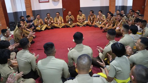Gubernur Bali Wayan Koster bersama Wakil Gubernur Bali I Nyoman Giri Prasta bersama seluruh bupati/wali kota dari Bali menemui praja IPDN asal Bali, Kamis (25/6/2025). (Foto: Dok. Istimewa)