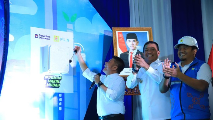 Gubernur Sumsel Herman Deru meresmikan jaringan listrik penyulang kapal di Desa Talang Bulang, Kecamatan Talang Ubi, PALI.