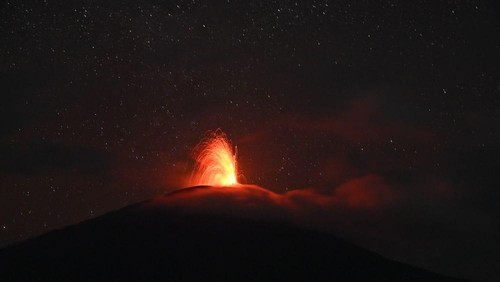 Gunung Ile Lewotolok di Kabupaten Lembata, Nusa Tenggara Timur (NTT), meletus Rabu malam (25/6/2025).