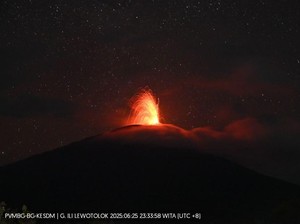 Gunung Ile Lewotolok Meletus 85 Kali, Lava Pijar Mengalir 400 Meter