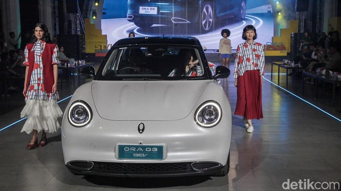 GWM Ora 3 meluncur di Jakarta, Kamis (26/6/2025). Mobil perkotaan bertenaga listrik ini dijual early bird seharga Rp 369 juta.