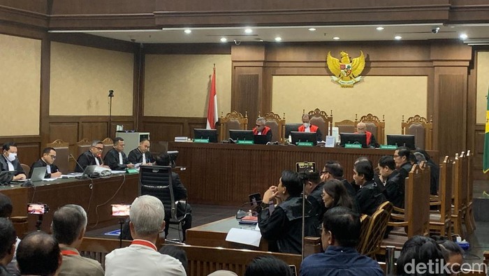 Hasto diperiksa sebagai terdakwa kasus PAW Harun Masiku dan perintangan penyidikan.