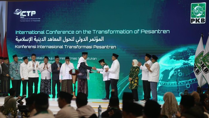 ICTP 2025 Tawarkan Peta Jalan Baru Transformasi Pesantren Sekjen Partai Kebangkitan Bangsa (PKB) Cucun Ahmad Syamsurijal memberikan sambutan pada penutupan Internasional Conference on the Transformation of Pesantren (ICTP) di Hotel Grand Sahid Jaya, Jakarta, Kamis (26/6/2025). Konferensi tersebut merupakan ruang strategis untuk mentransformasikan pesantren dari lembaga pendidikan tradisional menjadi aktor global yang menjadi solusi atas tantangan pendidikan, ekonomi, dan sosial budaya dunia Islam dalam berbagai sektor. ANTARA FOTO/Ferlian Septa Wahyusa/tom.