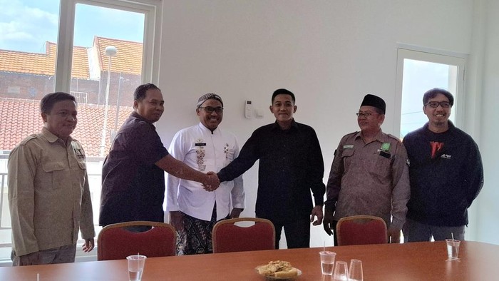 Proses mediasi jurnalis dan relawan yang sempat mengintimidasi saat liputan proses evakuasi pendaki jatuh di Pegunungan Muria, Kudus, Kamis (26/6/2025).