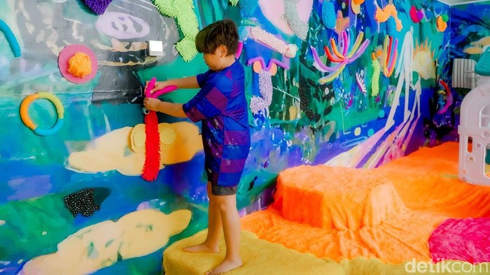 Ganara Art di Antasari Place resmi dibuka, jadi ruang seni inklusif untuk semua usia. Mulai balita hingga dewasa bisa bebas berkreasi lewat warna dan imajinasi.