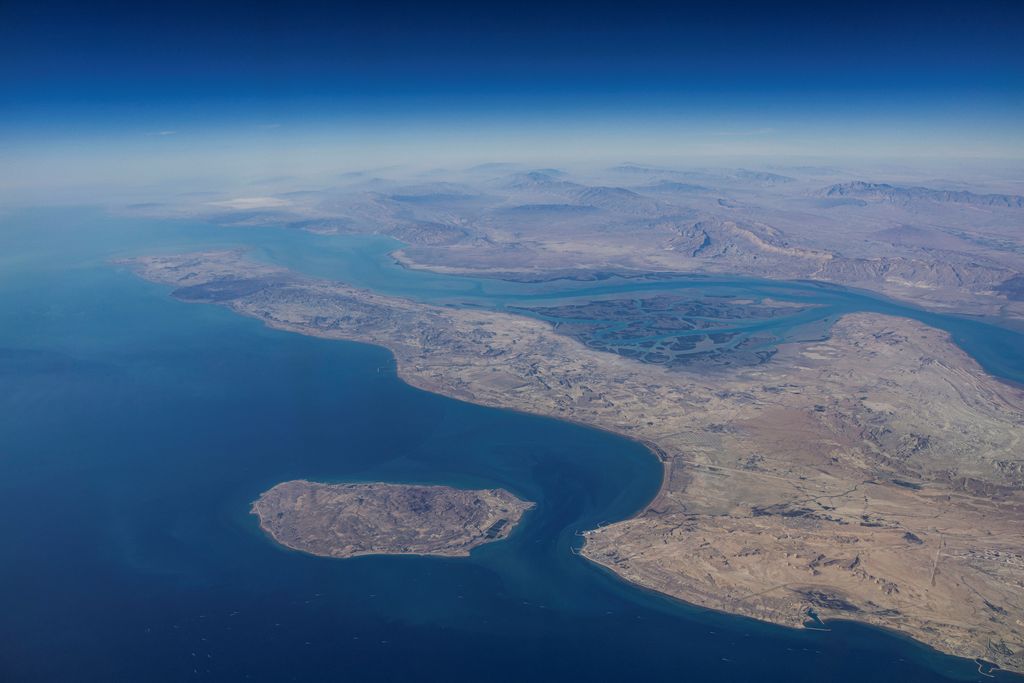FOTO FILE: Pemandangan udara pantai Iran dan pulau Qeshm di selat Hormuz, 10 Desember 2023. REUTERS/Stringer/Foto File