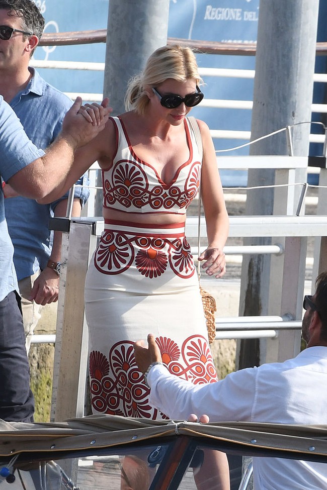 E! News melaporkan, mereka mendarat di Bandara Marco Polo pada 24 Juni, lalu langsung menuju hotel St. Regis menggunakan taksi air. Ivanka tampil mencolok dalam balutan setelan motif Mediterania merah-putih yang terdiri dari atasan cropped dan rok midi bermotif ornamen. (Foto: Luigi Iorio/GC Images)