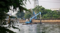 Pengerukan dilakukan sejak akhir Juni dan akan berlangsung hingga Agustus 2025, mencakup area sepanjang 1.040 meter dari Jalan Rawa Buaya hingga Jalan H. Djairi.