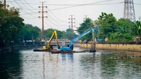 Menurut Dinas SDA, pengerukan ditargetkan mampu mengangkat sekitar 31.200 meter kubik lumpur dari dasar kali. Dengan aliran yang lebih lancar dan volume tampung air yang meningkat, risiko genangan dan banjir di wilayah sekitarnya diharapkan dapat diminimalisasi.