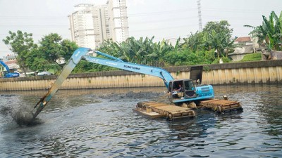 Jakbar Gerak Cepat! Kali Mookervart Dikeruk Demi Bebas Banjir