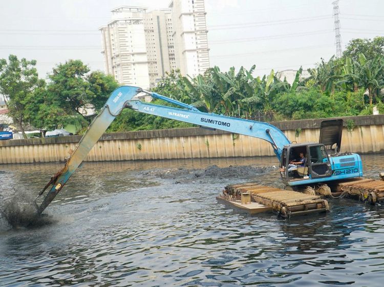 Jakbar Gerak Cepat! Kali Mookervart Dikeruk Demi Bebas Banjir