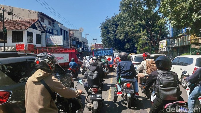 Jalanan Macet Imbas penutupan Jembatan Pemkot Cimahi